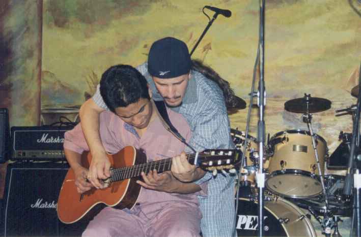 bersuit_manos.jpg (31220 bytes)